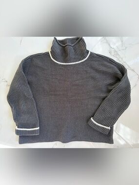 Romeo & Juliet Couture Gray Ribbed Turtleneck Sweater with White Trim
